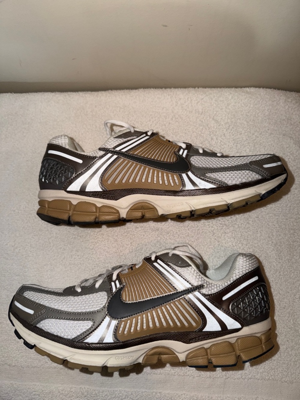 Nike ZOOM VOMERO 5
"METALLIC PEWTER” Gray, Brown and White - Picture 2 of 7
